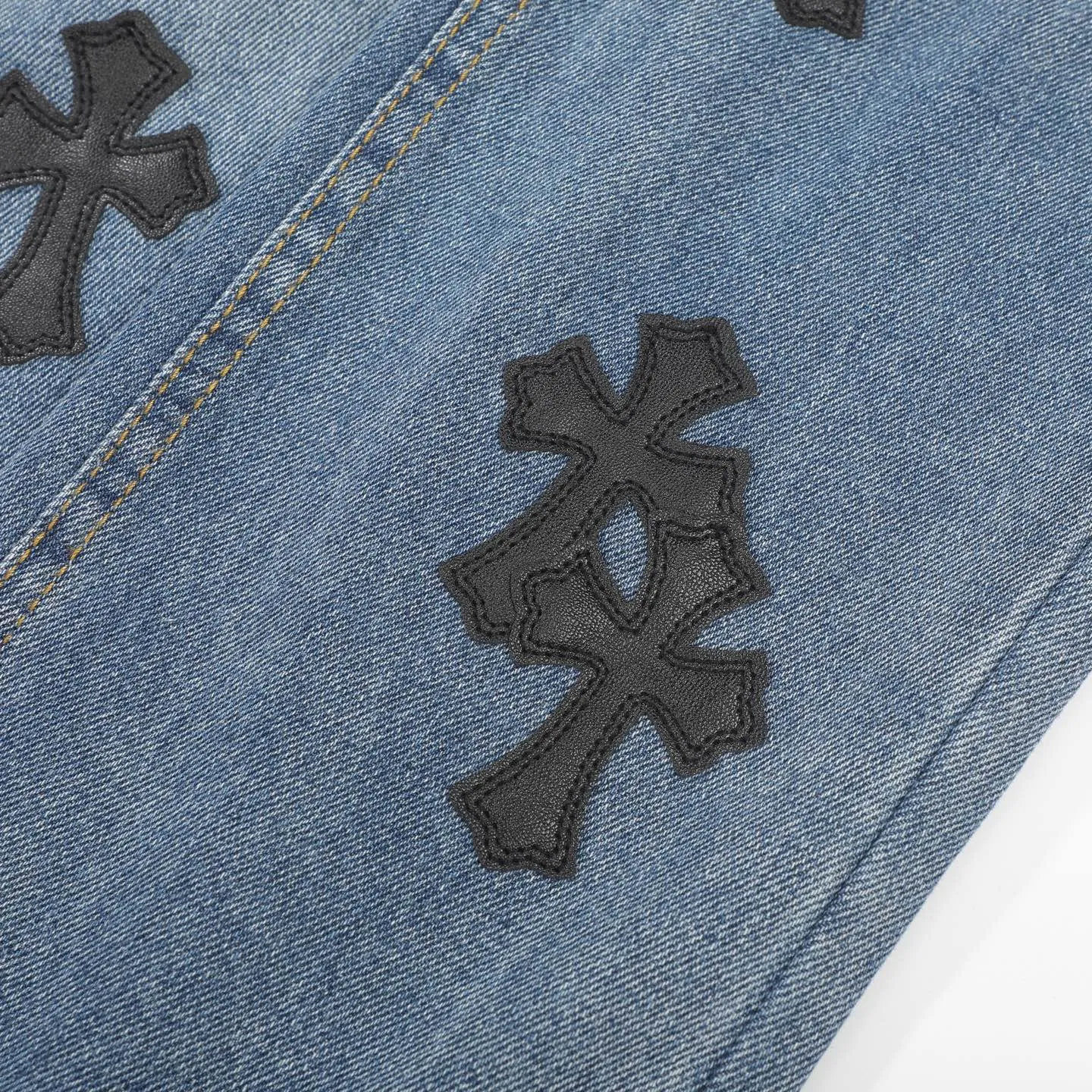 P230 Chrome Hearts CH/Chrome Hearts Classic Blue Pants Black Cross Patched Leather Jeans. Original purchased and patterned. Really restores the ultimate texture of Vintage. Special Italian cowhide print and then cut. Customized sheepskin three-layer thick line leather. The whole body is spliced in heavy water washing process. Craftsmen hand-splashed ink. You can see the details. Three-dimensional cutting version. Loose and comfortable. Not picky on the figure. Makes taller and slimmer. Factory Seiko. Original quality control. Same style for men and women. Can be matched with couples. Versatile recommendation. Essential jeans for all seasons Color: blue Size: 28-36 (S-XXL)